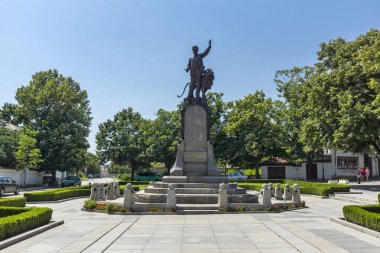 KARLOVO, BULGARIA - 3 Ağustos 2014: Bulgaristan 'ın Filibe Bölgesi' nin Karlovo kentinde Bulgar devrimci ve ulusal kahramanı Vasil Levski Anıtı