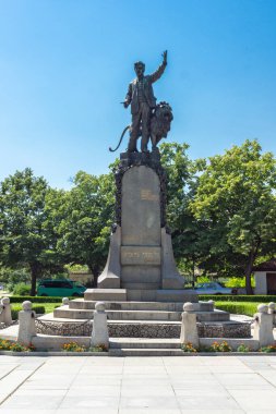 KARLOVO, BULGARIA - 3 Ağustos 2014: Bulgaristan 'ın Filibe Bölgesi' nin Karlovo kentinde Bulgar devrimci ve ulusal kahramanı Vasil Levski Anıtı