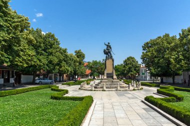 KARLOVO, BULGARIA - 3 Ağustos 2014: Bulgaristan 'ın Filibe Bölgesi' nin Karlovo kentinde Bulgar devrimci ve ulusal kahramanı Vasil Levski Anıtı