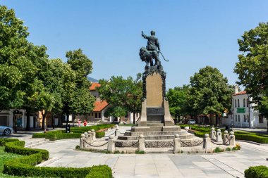 KARLOVO, BULGARIA - 3 Ağustos 2014: Bulgaristan 'ın Filibe Bölgesi' nin Karlovo kentinde Bulgar devrimci ve ulusal kahramanı Vasil Levski Anıtı