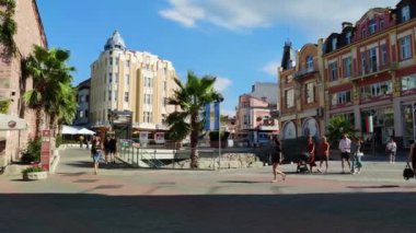 PLOVDIV, BULGARIA - 20 Temmuz 2020: Bulgaristan 'ın Plovdiv kentindeki merkez yaya caddesinde yürüyen insanlar 