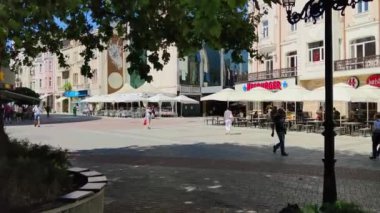 PLOVDIV, BULGARIA - 20 Temmuz 2020: Bulgaristan 'ın Plovdiv kentindeki merkez yaya caddesinde yürüyen insanlar 