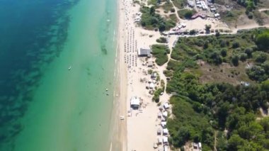 Bulgaristan 'ın Burgaz Bölgesi' nin Sozopol kasabası yakınlarındaki Gradina (Bahçe) plajının havadan manzarası 