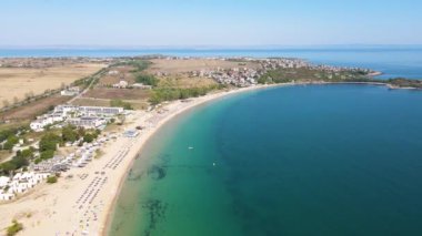 Bulgaristan 'ın Burgaz Bölgesi' nin Sozopol kasabası yakınlarındaki Gradina (Bahçe) plajının havadan manzarası 