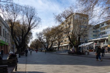 STARA ZAGORA, BULGARIA - 14 Ocak 2021: Bulgaristan 'ın Stara Zagora kentindeki merkez yaya yolu