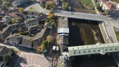 Bulgaristan 'ın Varosha kenti olarak bilinen Lovech kasabasındaki Osam Nehri üzerindeki Kapalı Köprü' nün hava manzarası