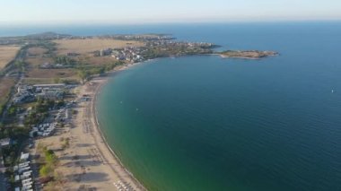 Bulgaristan 'ın Burgaz Bölgesi' nin Sozopol kasabası yakınlarındaki Gradina (Bahçe) plajının havadan manzarası 