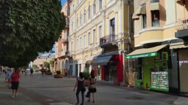 PLOVDIV, BULGARIA - 20 Temmuz 2020: Bulgaristan 'ın Plovdiv kentindeki merkez yaya caddesinde yürüyen insanlar 