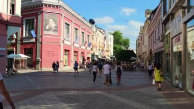 PLOVDIV, BULGARIA - 20 Temmuz 2020: Bulgaristan 'ın Plovdiv kentindeki merkez yaya caddesinde yürüyen insanlar 
