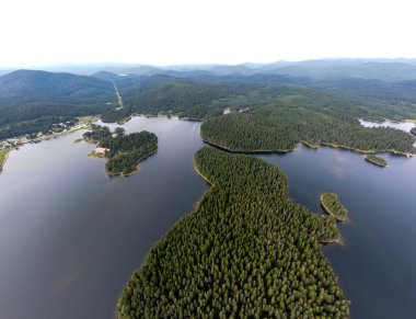 Shiroka polyana 'nın hava manzarası (geniş çayır) Reservoir, Pazardzhik Bölgesi, Bulgaristan