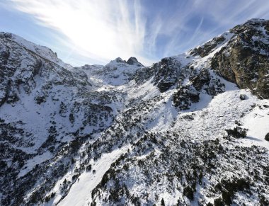 Bulgaristan 'ın Rila Dağı' ndaki Malyovitsa zirvesinin havadan kış manzarası