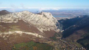 Balkan Dağları ve Vratsata Geçidi 'nin İnanılmaz Sonbahar Manzarası, Bulgaristan