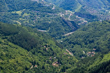 Bulgaristan 'ın Zasele kasabası yakınlarındaki Stara Planina Dağı' nın muhteşem manzarası