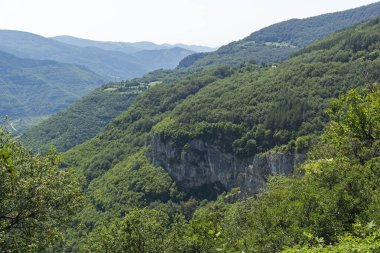 Bulgaristan 'ın Zasele kasabası yakınlarındaki Stara Planina Dağı' nın muhteşem manzarası