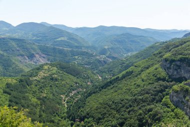 Bulgaristan 'ın Zasele kasabası yakınlarındaki Stara Planina Dağı' nın muhteşem manzarası