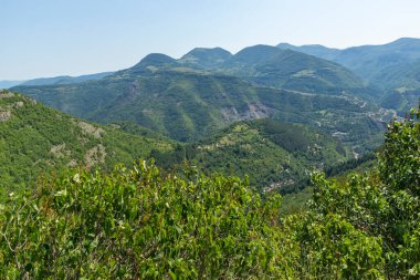Bulgaristan 'ın Zasele kasabası yakınlarındaki Stara Planina Dağı' nın muhteşem manzarası
