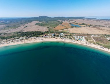 Bulgaristan 'ın Burgaz Bölgesi' nin Sozopol kasabası yakınlarındaki Gradina (Bahçe) plajının havadan manzarası