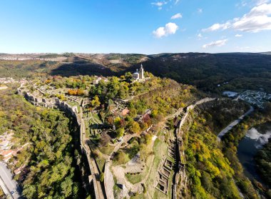 Bulgaristan 'ın başkenti İkinci Bulgar İmparatorluğu' nun havadan Harabeleri manzarası Ortaçağ kalesi Çarevetleri, Veliko Tarnovo, Bulgaristan