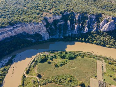 Bulgaristan 'ın Balkan Dağları' nın Karlukovo köyü yakınlarından geçen Iskar Nehri 'nin hava manzarası