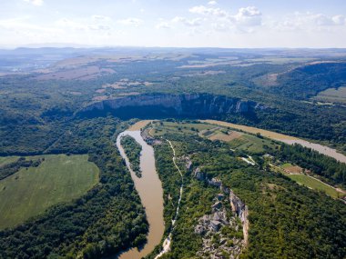 Bulgaristan 'ın Balkan Dağları' nın Karlukovo köyü yakınlarından geçen Iskar Nehri 'nin hava manzarası