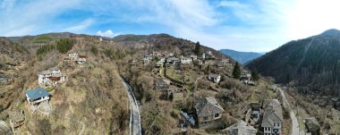 Otantik ondokuzuncu yüzyıl evleriyle Kosova Köyü 'nün hava manzarası, Bulgaristan' ın Filibe Bölgesi