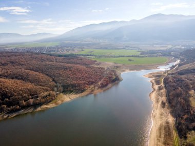 Bulgaristan 'ın Filibe Bölgesi' nin Asenovgrad kenti yakınlarındaki Kırk Pınar rezervuarının hava manzarası