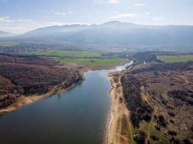 Bulgaristan 'ın Filibe Bölgesi' nin Asenovgrad kenti yakınlarındaki Kırk Pınar rezervuarının hava manzarası