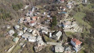Otantik ondokuzuncu yüzyıl evleri, Filibe Bölgesi, Bulgaristan 'ın Otantik Kosova Köyü' nün havadan görünüşü