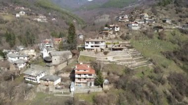 Otantik ondokuzuncu yüzyıl evleri, Filibe Bölgesi, Bulgaristan 'ın Otantik Kosova Köyü' nün havadan görünüşü