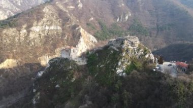 Bulgaristan 'ın Ortaçağ Asen Kalesi, Asenovgrad, Filibe Bölgesi' nin hava manzarası