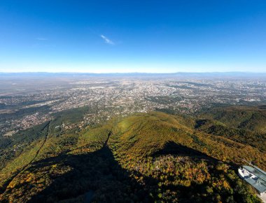 Vitosha Dağı 'nın ve Bulgaristan' ın Sofya kentinin havadan sonbahar manzarası