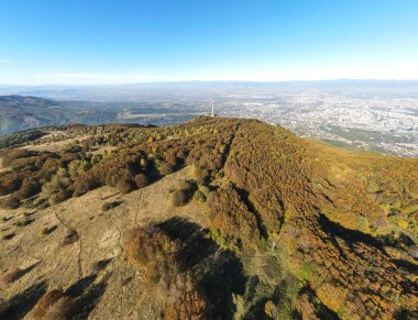 Vitosha Dağı 'nın ve Bulgaristan' ın Sofya kentinin havadan sonbahar manzarası