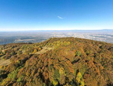 Vitosha Dağı 'nın ve Bulgaristan' ın Sofya kentinin havadan sonbahar manzarası