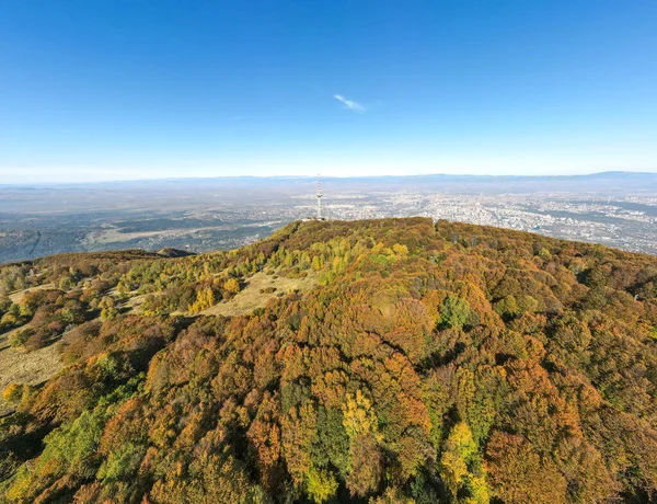 Vitosha Dağı 'nın ve Bulgaristan' ın Sofya kentinin havadan sonbahar manzarası