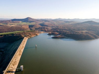 Trakiets Rezervuarı, Haskovo Bölgesi, Bulgaristan 'ın şaşırtıcı hava gün batımı manzarası