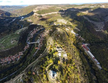 Bulgaristan 'ın Veliko Tarnovo kentinin şaşırtıcı hava gün batımı manzarası