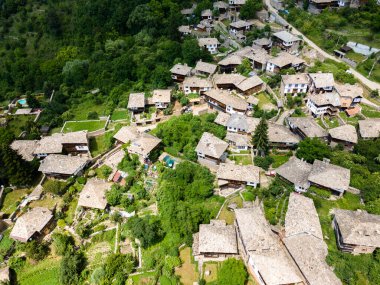Bulgaristan 'ın Blagoevgrad Bölgesi, Otantik 19. yüzyıl evleriyle Kovaçevitsa Köyü' nün havadan görünüşü