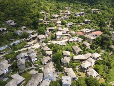 Bulgaristan 'ın Blagoevgrad Bölgesi, Otantik 19. yüzyıl evleriyle Kovaçevitsa Köyü' nün havadan görünüşü