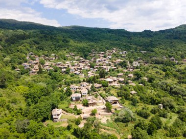 Bulgaristan 'ın Blagoevgrad Bölgesi, Otantik 19. yüzyıl evleriyle Kovaçevitsa Köyü' nün havadan görünüşü