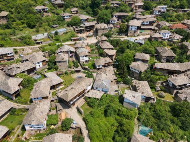 Bulgaristan 'ın Blagoevgrad Bölgesi, Otantik 19. yüzyıl evleriyle Kovaçevitsa Köyü' nün havadan görünüşü
