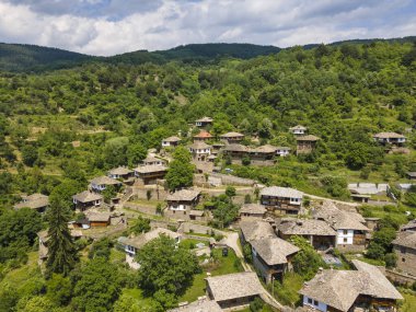 Bulgaristan 'ın Blagoevgrad Bölgesi, Otantik 19. yüzyıl evleriyle Kovaçevitsa Köyü' nün havadan görünüşü