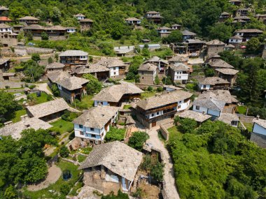 Bulgaristan 'ın Blagoevgrad Bölgesi, Otantik 19. yüzyıl evleriyle Kovaçevitsa Köyü' nün havadan görünüşü