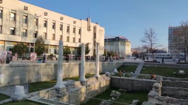 PLOVDIV, BULGARIA - 22 Şubat 2021: Bulgaristan 'ın Plovdiv kentinin merkez meydanındaki Antik Harabelerin Günbatımı