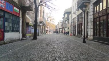 PLOVDIV, BULGARIA - 22 Şubat 2021: Bulgaristan 'ın Plovdiv kentindeki yaya caddesinde ve evlerde 