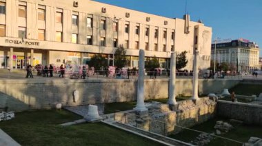 PLOVDIV, BULGARIA - 22 Şubat 2021: Bulgaristan 'ın Plovdiv kentinin merkez meydanındaki Antik Harabelerin Günbatımı