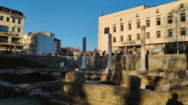 PLOVDIV, BULGARIA - 22 Şubat 2021: Bulgaristan 'ın Plovdiv kentinin merkez meydanındaki Antik Harabelerin Günbatımı