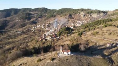 Bulgaristan 'ın St. Nicholas tepesindeki Özgürlük Anıtı Shipka, Stara Planina (Balkan) Dağı' nın hava manzarası
