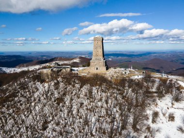 SHIPKA, BULGARIA - 24 Ocak 2021: St. Nicholas zirvesindeki Özgürlük Anıtı 'nın havadan görünüşü, Stara Planina (Balkan) Dağı, Bulgaristan