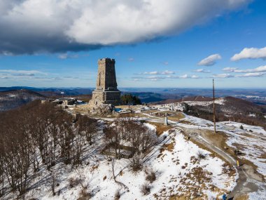 SHIPKA, BULGARIA - 24 Ocak 2021: St. Nicholas zirvesindeki Özgürlük Anıtı 'nın havadan görünüşü, Stara Planina (Balkan) Dağı, Bulgaristan