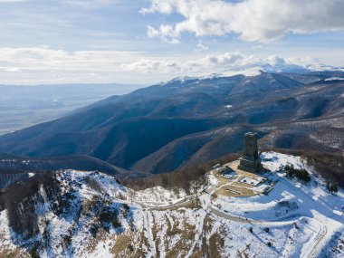 SHIPKA, BULGARIA - 24 Ocak 2021: St. Nicholas zirvesindeki Özgürlük Anıtı 'nın havadan görünüşü, Stara Planina (Balkan) Dağı, Bulgaristan